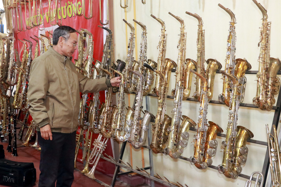 Không chỉ là nơi sửa kèn, trong những gia đình đang giữ nghề trưng bày hàng nghìn chiếc kèn đồng khác nhau. (Ảnh: Nguyễn Lành/TTXVN)
