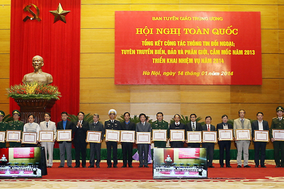 Trao Bằng khen của Ban Tuyên giáo Trung ương cho các tập thể có thành tích xuất sắc trong công tác thông tin đối ngoại, tuyên truyền biển, đảo và phân giới, cắm mốc năm 2013. (Ảnh: Trọng Đức/TTXVN)