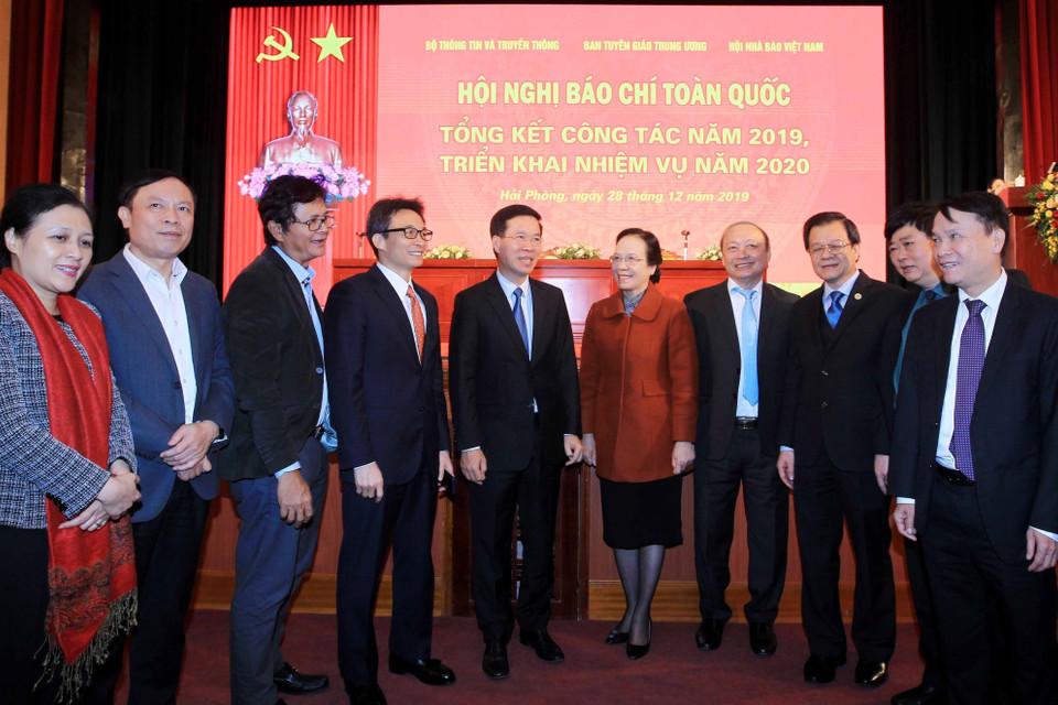 Trưởng Ban Tuyên giáo Trung ương Võ Văn Thưởng với các đại biểu dự Hội nghị báo chí toàn quốc tổng kết công tác năm 2019, triển khai nhiệm vụ năm 2020. (Ảnh: An Đăng/TTXVN)