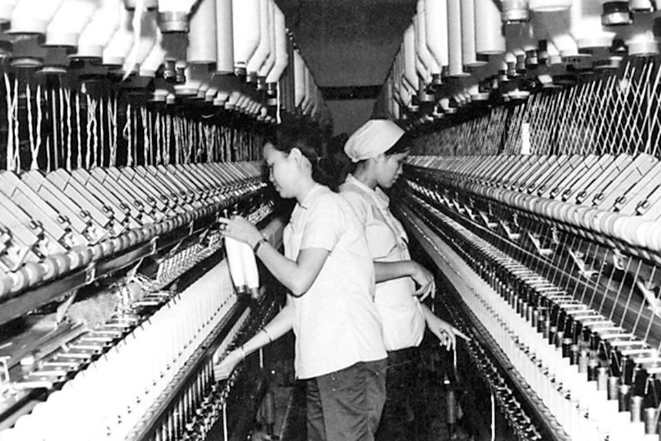 Công nhân xưởng dệt Vinatexco chủ động khôi phục lại sản xuất ngay sau giải phóng (10/1975). (Nguồn: TTXVN)