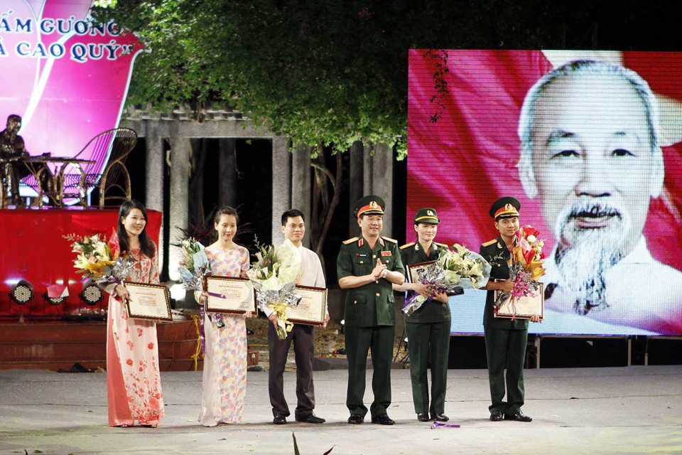 Trao giải cho các tác giả đoạt giải cuộc thi viết về Những tấm gương bình dị mà cao quý, tối 9/6/2012, tại Khu di tích Phủ Chủ tịch (Hà Nội). (Ảnh: Thanh Tùng/TTXVN)