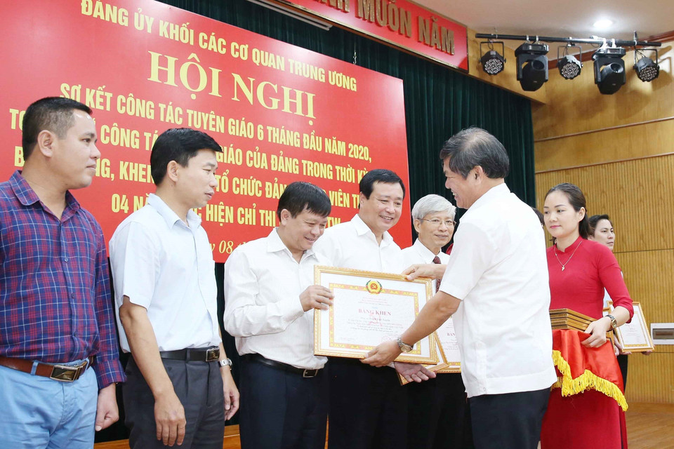 Ông Đinh Đăng Quang, Phó Bí thư Đảng ủy, Phó Tổng Giám đốc TTXVN nhận Bằng khen của Đảng uỷ Khối các cơ quan Trung ương về thành tích xuất sắc trong học tập và làm theo tấm gương, đạo đức, phong cách Hồ Chí Minh (2018 - 2020), ngày 8/7/2020. (Ảnh: Phương Hoa/TTXVN)