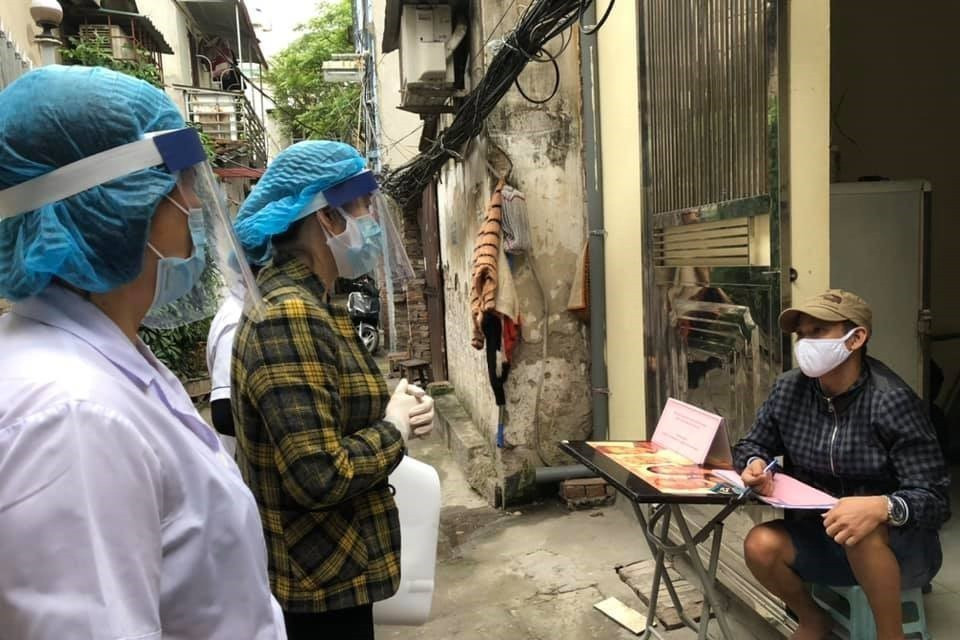 Cán bộ Trạm y tế phường Đồng Tâm (quận Hai Bà Trưng, Hà Nội) đến kiểm tra sức khỏe, phát tờ rơi tuyên truyền phòng dịch COVID-19. (Nguồn: TTXVN)