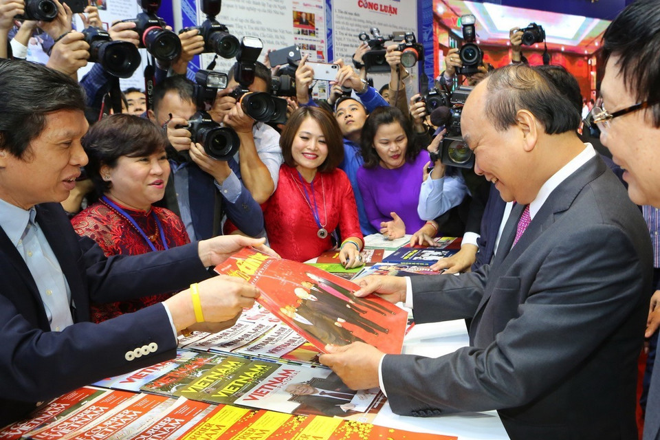  Thủ tướng Nguyễn Xuân Phúc thăm gian trưng bày các ấn phẩm báo chí của TTXVN tại Hội báo toàn quốc năm 2019. (Ảnh: Thành Đạt/TTXVN)