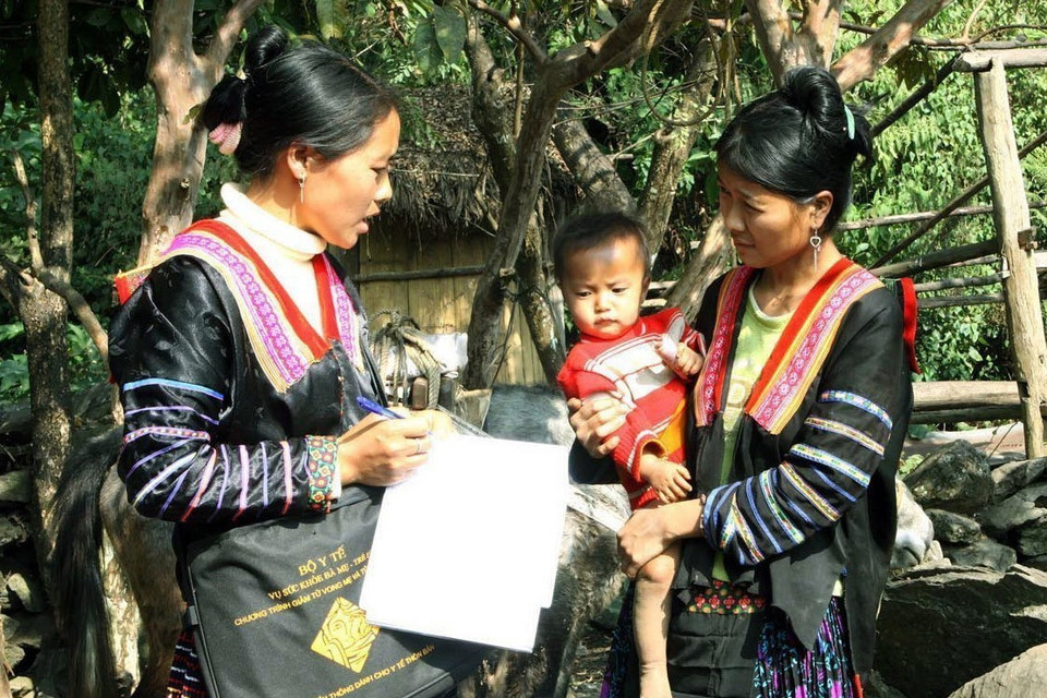Mạng lưới cô đỡ thôn, bản ở Việt Nam hình thành từ thực trạng chăm sóc sức khỏe bà mẹ và trẻ sơ sinh ở khu vực miền núi, vùng khó khăn, vùng đồng bào dân tộc thiểu số những năm 90 của thế kỷ trước. (Ảnh: Dương Ngọc/TTXVN)