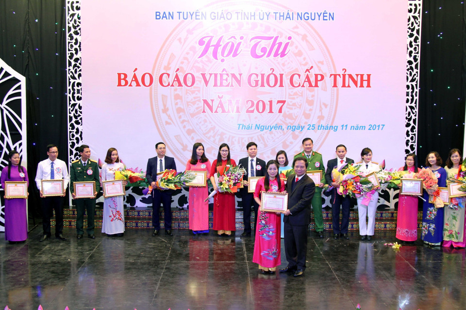 Trao giải cho thí sinh tại Hội thi Báo cáo viên giỏi tỉnh Thái Nguyên năm 2017. (Ảnh: Thu Hằng/TTXVN)
