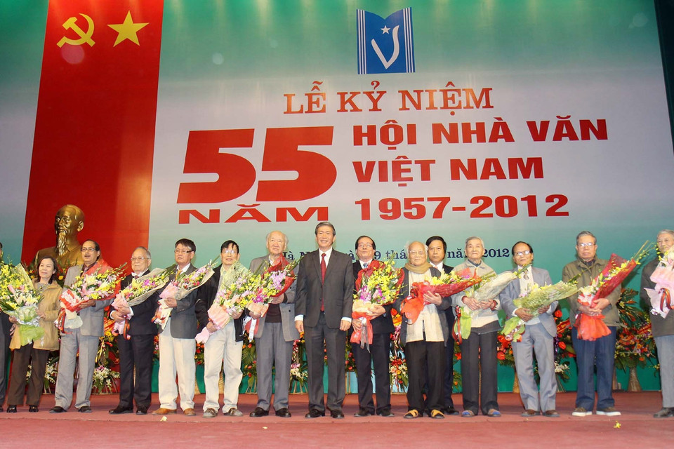 Ông Đinh Thế Huynh, Ủy viên Bộ Chính trị, Bí thư Trung ương Đảng, Trưởng ban Tuyên giáo Trung ương tặng hoa chúc mừng lãnh đạo Hội Nhà văn Việt Nam qua các thời kỳ, tại lễ kỷ niệm 55 năm thành lập (1957-2012). (Ảnh: Thanh Tùng/TTXVN)
