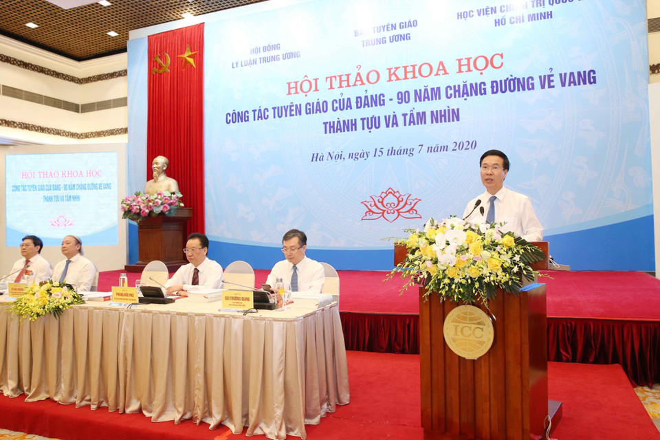 Trưởng ban Tuyên giáo Trung ương Võ Văn Thưởng phát biểu tại Hội thảo khoa học Công tác tuyên giáo của Đảng - 90 năm chặng đường vẻ vang: Thành tựu và Tầm nhìn, sáng 15/7/2020, tại Hà Nội, do Ban Tuyên giáo Trung ương phối hợp với Hội đồng Lý luận Trung ương, Học viện Chính trị Quốc gia Hồ Chí Minh tổ chức. (Ảnh: Phương Hoa/TTXVN)