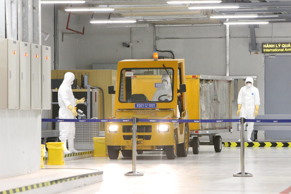 Hành lý ký gửi được tẩy trùng và đưa vào khu vực cách ly. (Ảnh: Dương Giang/TTXVN)