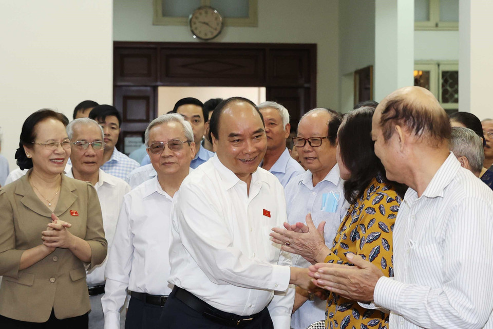 Thủ tướng Nguyễn Xuân Phúc với các cử tri. (Ảnh: Thống Nhất/TTXVN)