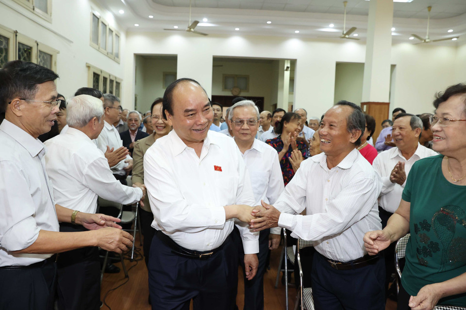 Thủ tướng Nguyễn Xuân Phúc với các cử tri. (Ảnh: Thống Nhất/TTXVN)