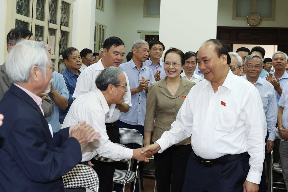 Thủ tướng Nguyễn Xuân Phúc với các cử tri. (Ảnh: Thống Nhất/TTXVN)