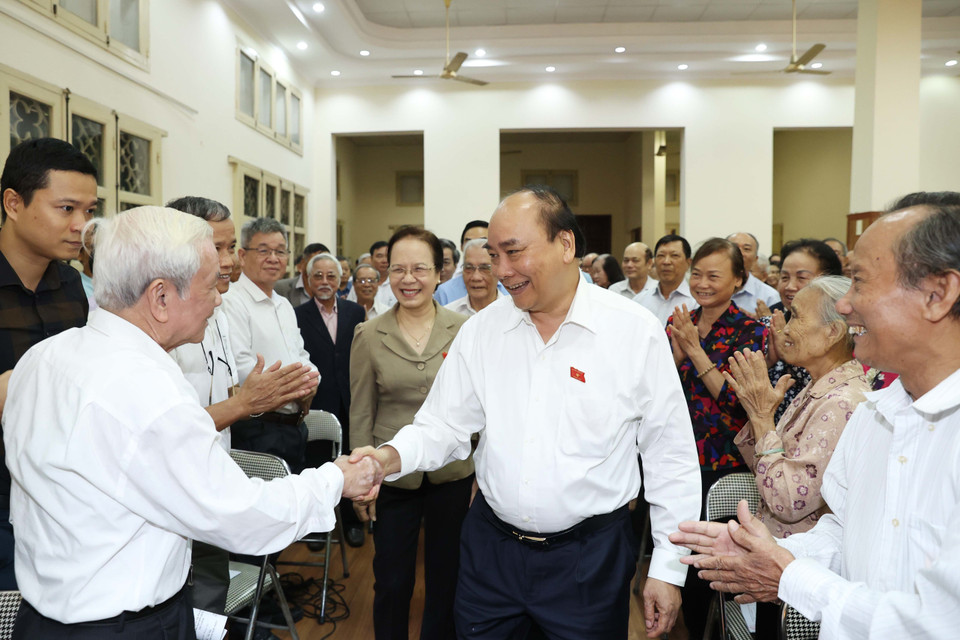 Thủ tướng Nguyễn Xuân Phúc với các cử tri. (Ảnh: Thống Nhất/TTXVN)