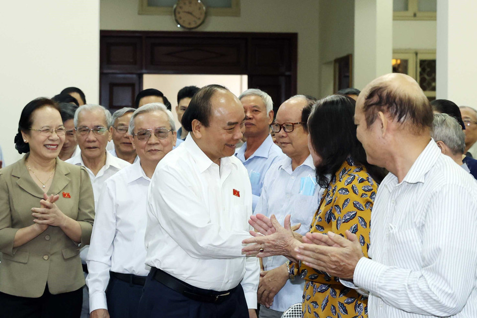 Thủ tướng Nguyễn Xuân Phúc với các cử tri. (Ảnh: Thống Nhất/TTXVN)