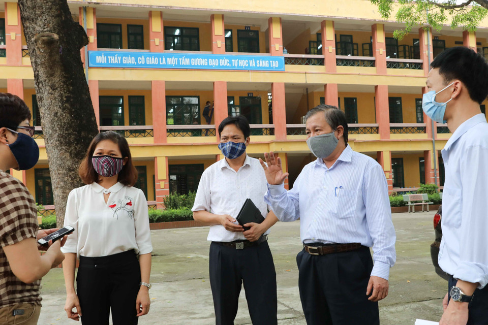 Ông Lê Ngọc Quang, Phó Giám đốc Sở Giáo dục và Đào tạo Hà Nội kiểm tra đột xuất tại Trường THPT Vân Nội, huyện Đông Anh (Hà Nội). (Ảnh: Thanh Tùng/TTXVN)