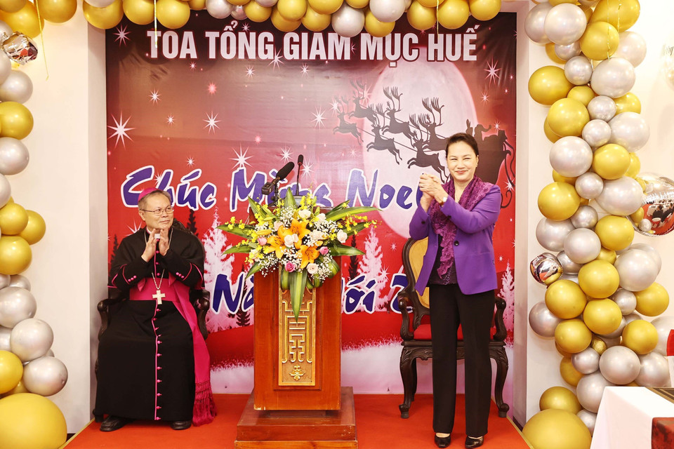 Chủ tịch Quốc hội Nguyễn Thị Kim Ngân chúc mừng Giáng sinh 2020 Tòa Giám mục Tổng Giáo phận Huế, Đức Tổng Giám mục Nguyễn Chí Linh.(Ảnh: Trọng Đức/TTXVN)