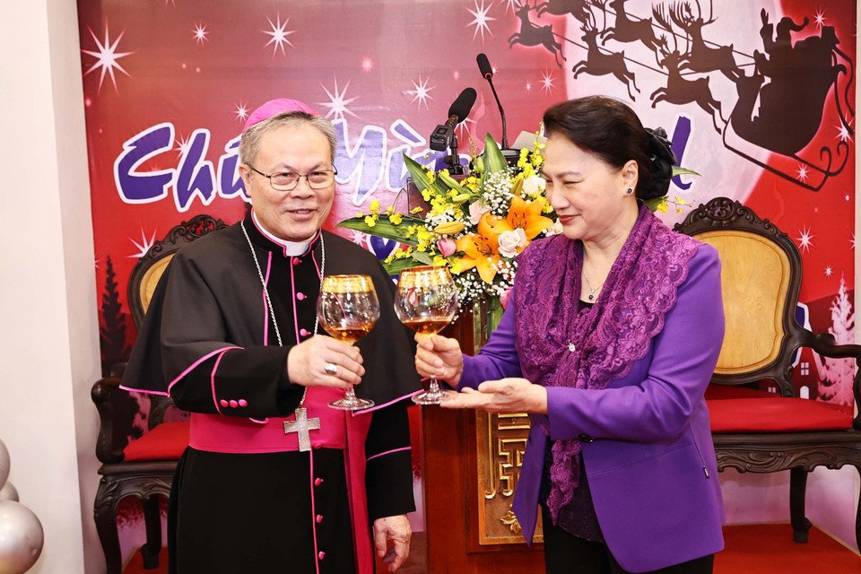 Chủ tịch Quốc hội Nguyễn Thị Kim Ngân chúc mừng Giáng sinh 2020 Tòa Giám mục Tổng Giáo phận Huế, Đức Tổng Giám mục Nguyễn Chí Linh. (Ảnh: Trọng Đức/TTXVN)