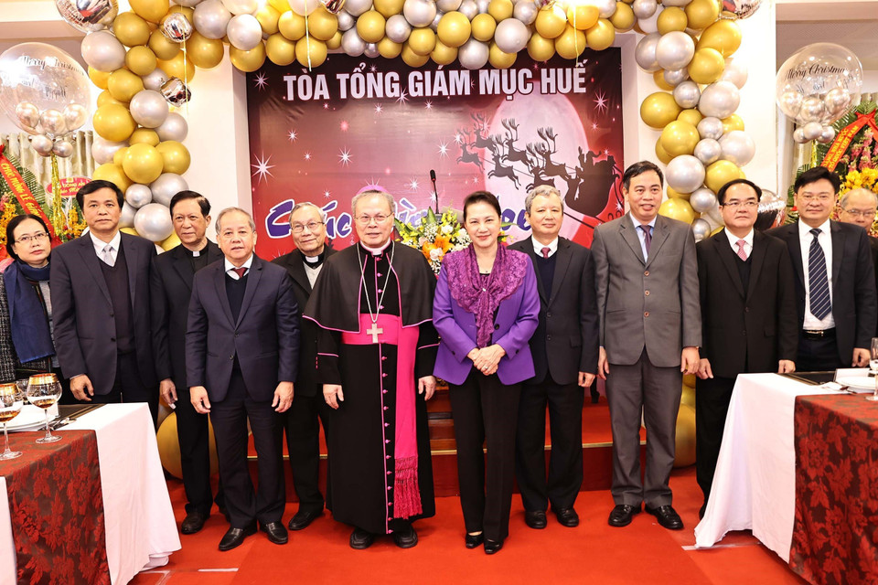 Chủ tịch Quốc hội Nguyễn Thị Kim Ngân chúc mừng Giáng sinh 2020 tại Tòa Giám mục Tổng Giáo phận Huế, Đức Tổng Giám mục Nguyễn Chí Linh. (Ảnh: Trọng Đức/TTXVN)
