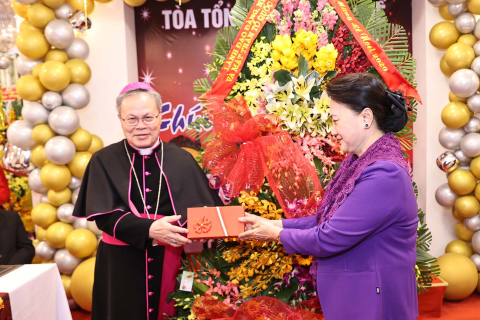 Chủ tịch Quốc hội Nguyễn Thị Kim Ngân chúc mừng Giáng sinh 2020 và tặng quà lưu niệm Tòa Giám mục Tổng Giáo phận Huế, Đức Tổng Giám mục Nguyễn Chí Linh. (Ảnh: Trọng Đức/TTXVN)