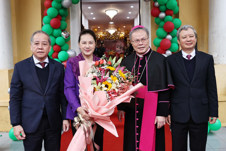 Chủ tịch Quốc hội Nguyễn Thị Kim Ngân chúc mừng Giáng sinh 2020 Tòa Giám mục Tổng Giáo phận Huế, Đức Tổng Giám mục Nguyễn Chí Linh. (Ảnh: Trọng Đức/TTXVN)