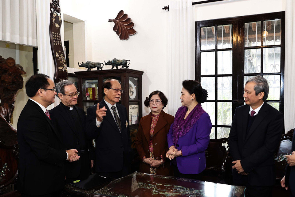 Chủ tịch Quốc hội Nguyễn Thị Kim Ngân chúc mừng Giáng sinh 2020 gia đình ông Đỗ Trinh Huệ là gia đình giáo dân tiêu biểu của Giáo phận Thừa Thiên-Huế. (Ảnh: Trọng Đức/TTXVN)