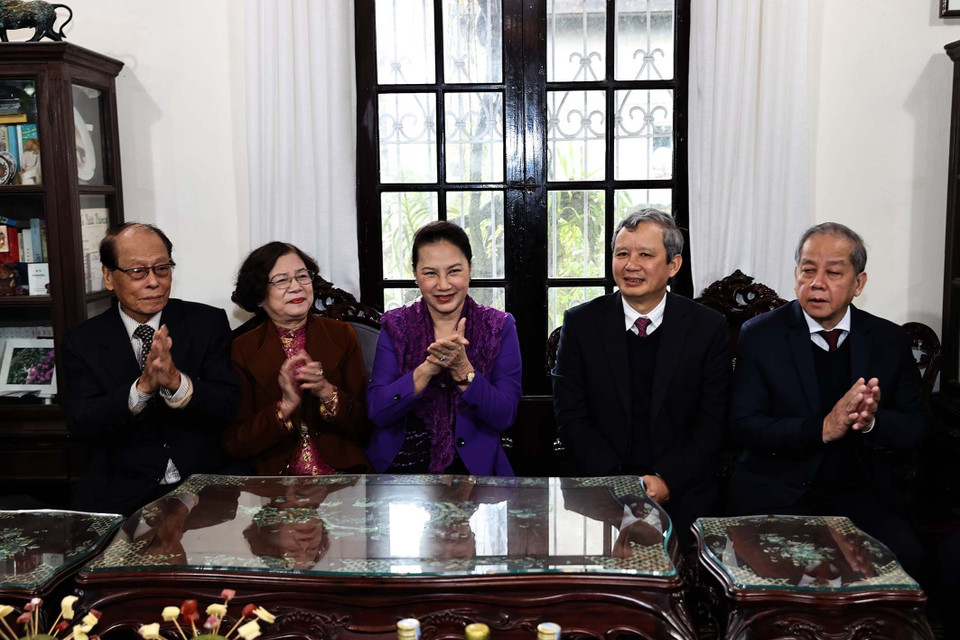 Chủ tịch Quốc hội Nguyễn Thị Kim Ngân chúc mừng Giáng sinh 2020 gia đình ông Đỗ Trinh Huệ là gia đình giáo dân tiêu biểu của Giáo phận Thừa Thiên-Huế. (Ảnh: Trọng Đức/TTXVN)