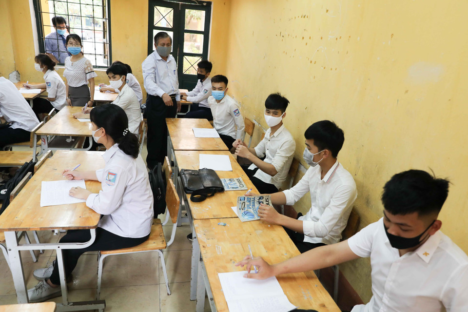 Đoàn kiểm tra đột xuất tại Trung tâm Giáo dục nghề nghiệp - Giáo dục thường xuyên huyện Đông Anh (Hà Nội). (Ảnh: Thanh Tùng/TTXVN)