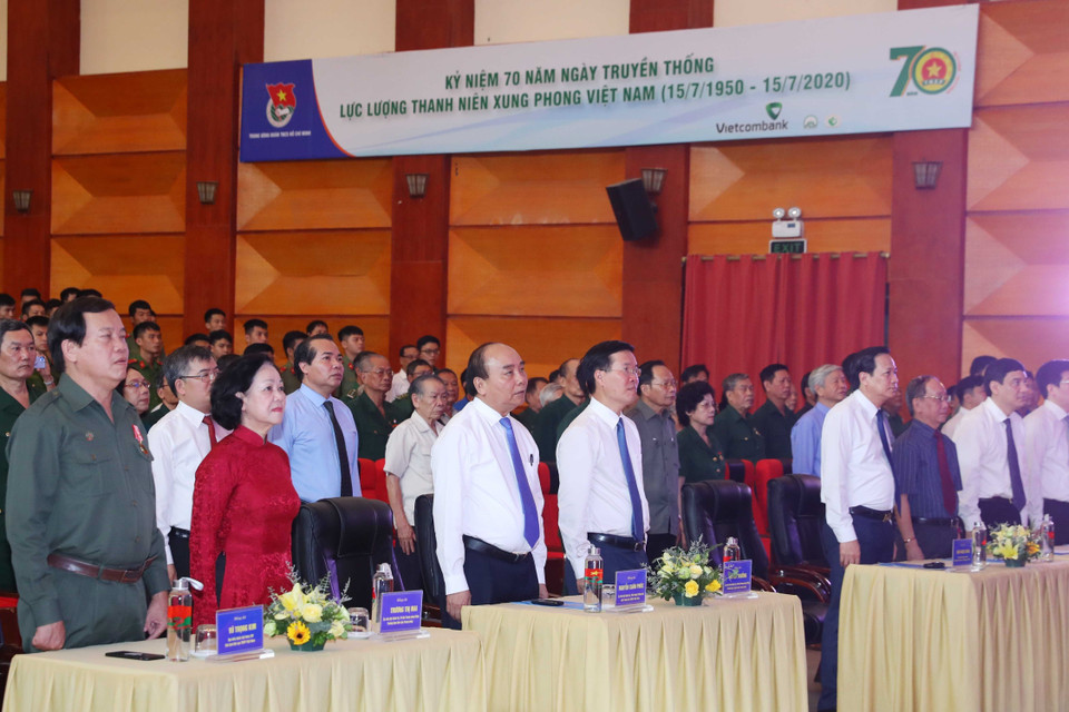 Thủ tướng Nguyễn Xuân Phúc cùng các đại biểu thực hiện nghi thức chào cờ.(Ảnh: Thống Nhất/TTXVN)