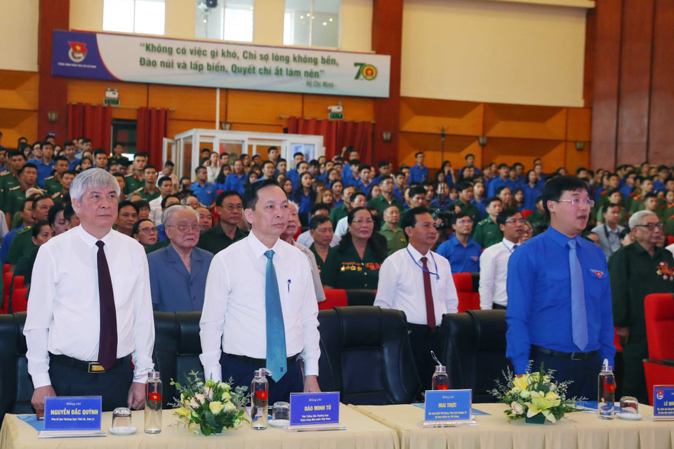 Các đại biểu thực hiện nghi thức chào cờ.(Ảnh: Thống Nhất/TTXVN)