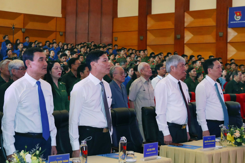 Các đại biểu thực hiện nghi thức chào cờ.(Ảnh: Thống Nhất/TTXVN)