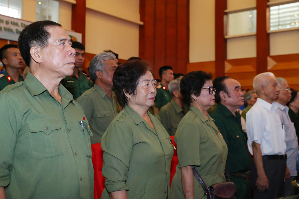 Các đại biểu thực hiện nghi thức chào cờ.(Ảnh: Thống Nhất/TTXVN)