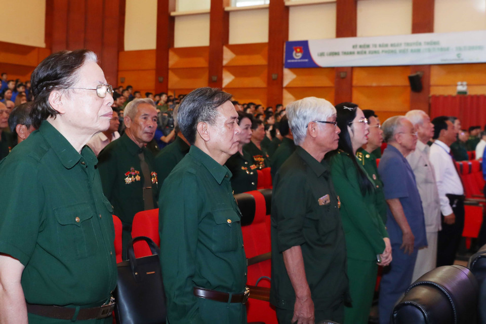 Các đại biểu thực hiện nghi thức chào cờ.(Ảnh: Thống Nhất/TTXVN)