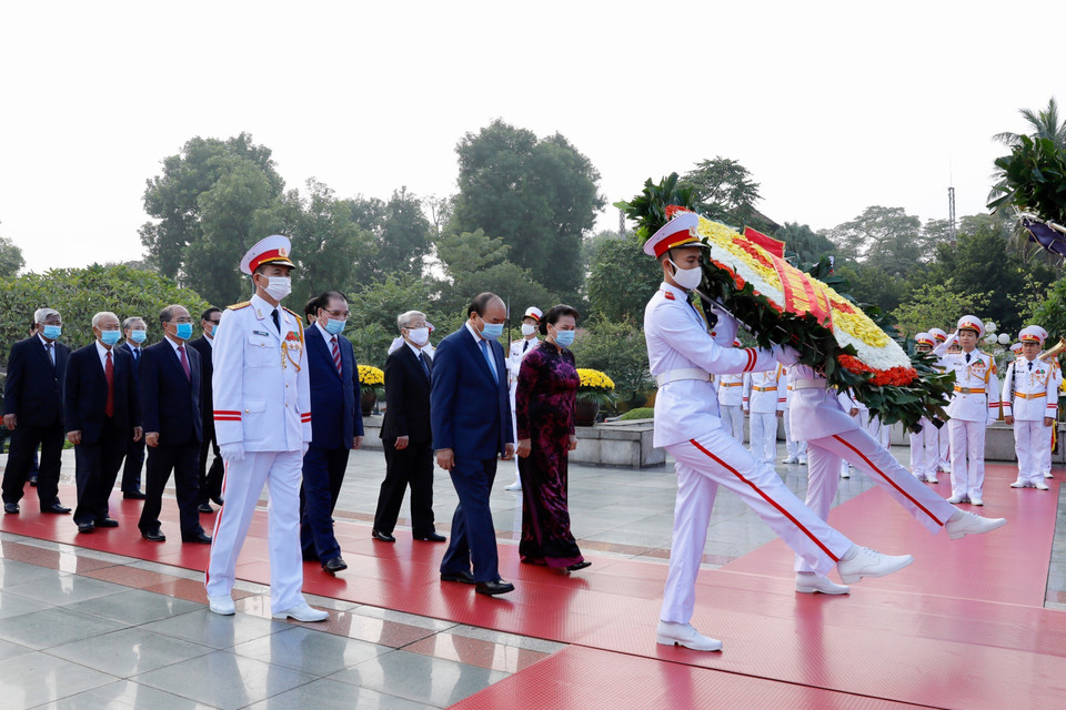 Lãnh đạo Đảng, Nhà nước đặt vòng hoa tưởng niệm các Anh hùng liệt sỹ. (Ảnh: Dương Giang/TTXVN)