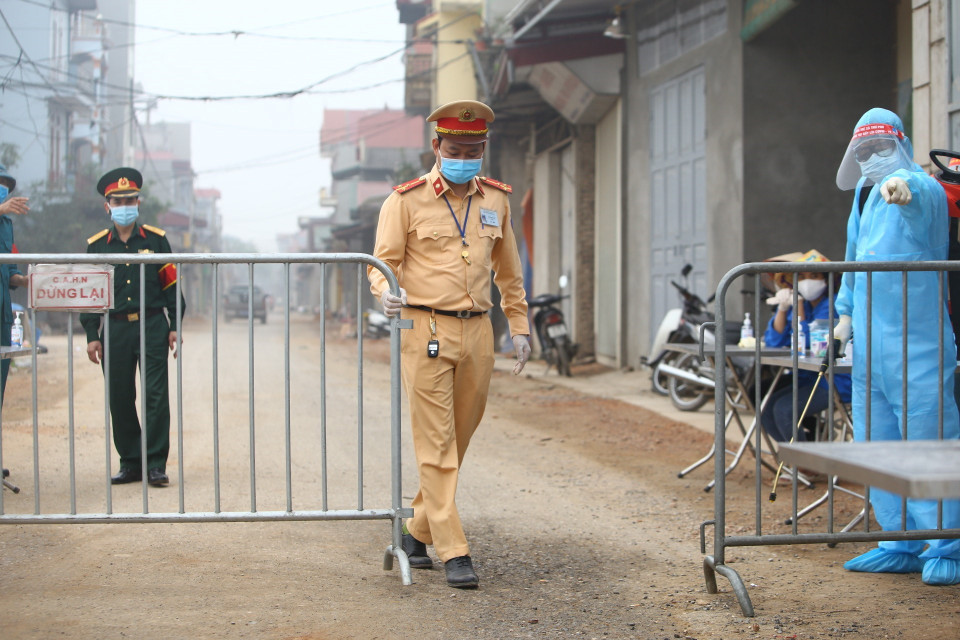  Các chốt kiểm soát chính vòng ngoài do lực lượng liên ngành gồm công an, quân đội và y tế của huyện Thường Tín đảm trách. (Ảnh: Minh Quyết/ TTXVN)