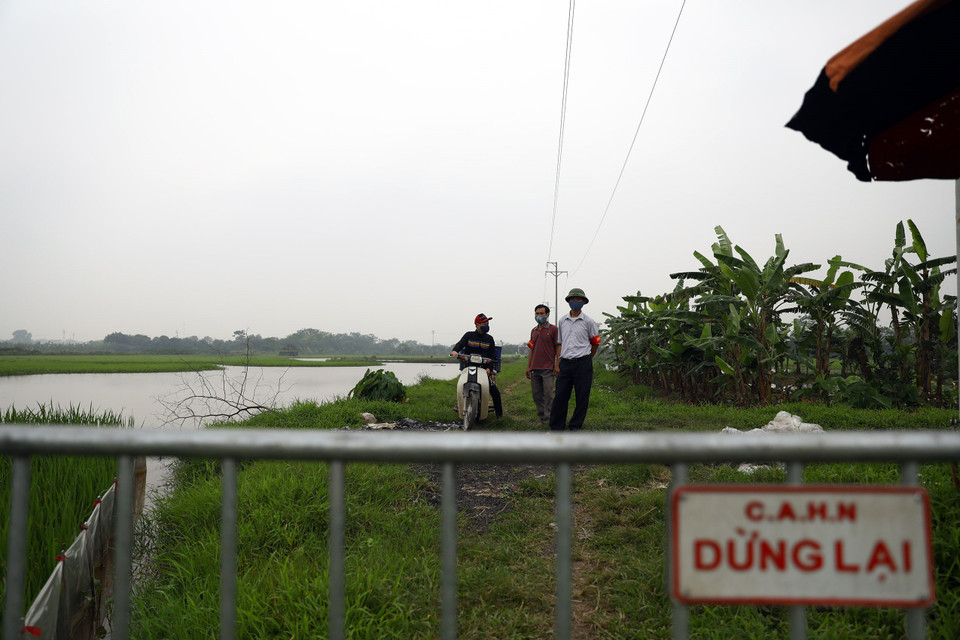 Người ra vào thôn Cổ Chất - thôn liền kề với thôn Đông Cứu, xã Dũng Tiến cũng được kiểm soát chặt chẽ. (Ảnh: Minh Quyết/ TTXVN)