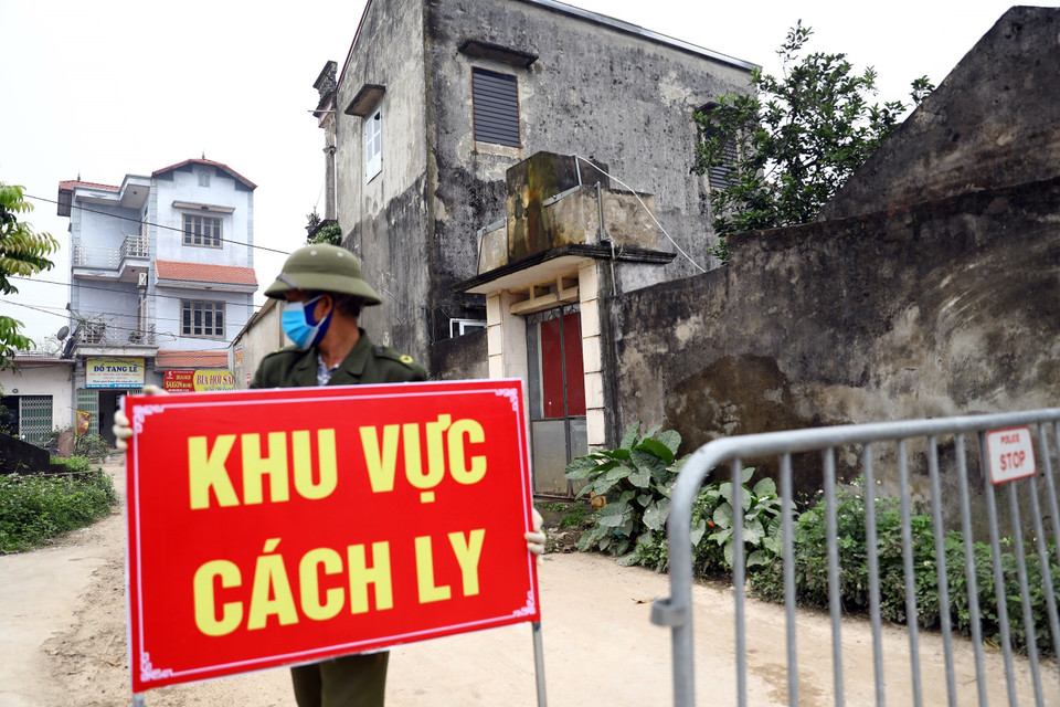  Các chốt kiểm soát vòng trong do công an xã và thôn chịu trách nhiệm kiểm soát. (Ảnh: Minh Quyết/ TTXVN) 