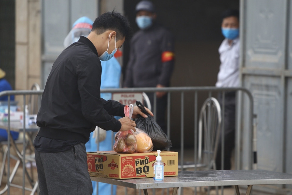  Lương thực, thực phẩm chuyển vào thôn Đông Cứu được kiểm soát chặt chẽ. (Ảnh: Minh Quyết/ TTXVN)