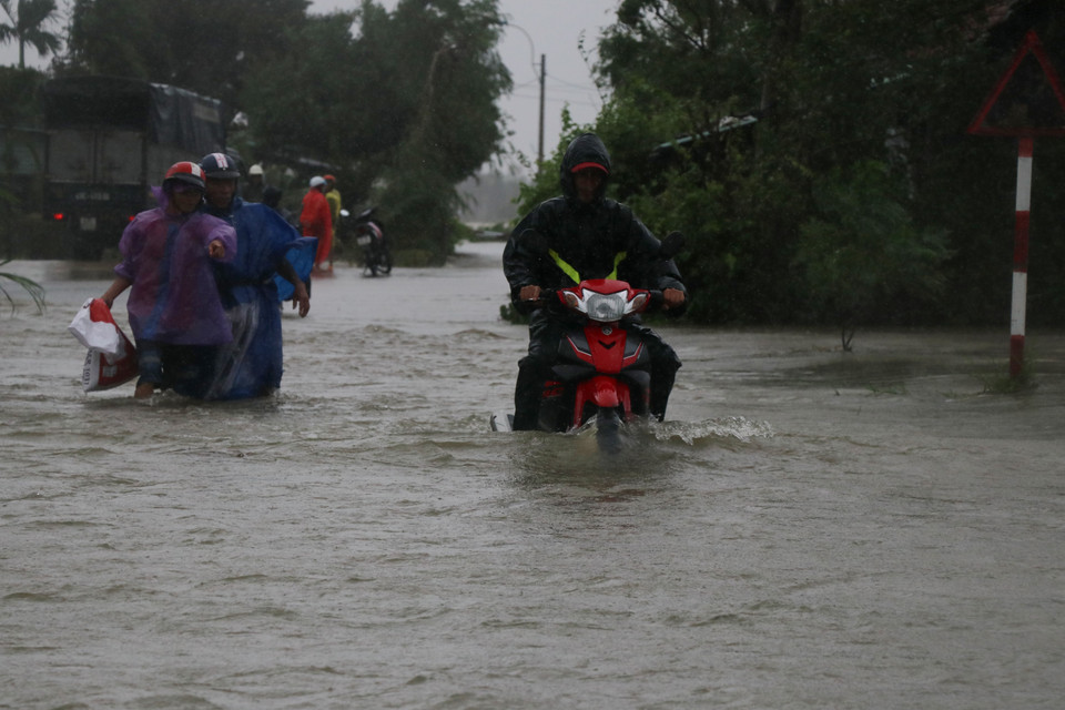 Nhiều tuyến đường liên xã, liên thông trên địa bàn xã Hòa Mỹ Đông, huyện Tây Hòa bị nước ngập sâu gây chia cắt cục bộ. (Ảnh: Phạm Cường-Xuân Triệu/TTXVN)