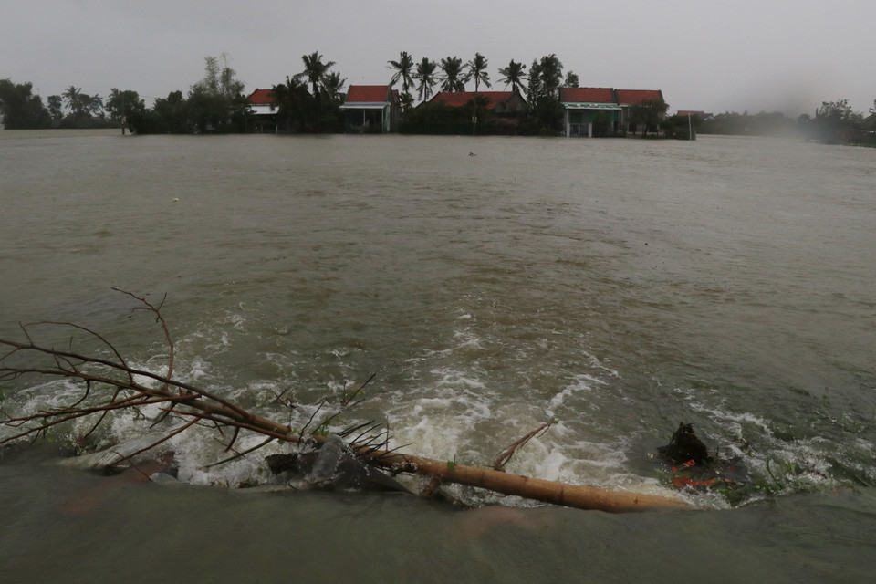 Nước lũ dâng cao gây ngập úng ảnh hưởng đến nhà ở của 300 hộ dân huyện Tây Hòa. (Ảnh: Phạm Cường-Xuân Triệu/TTXVN)