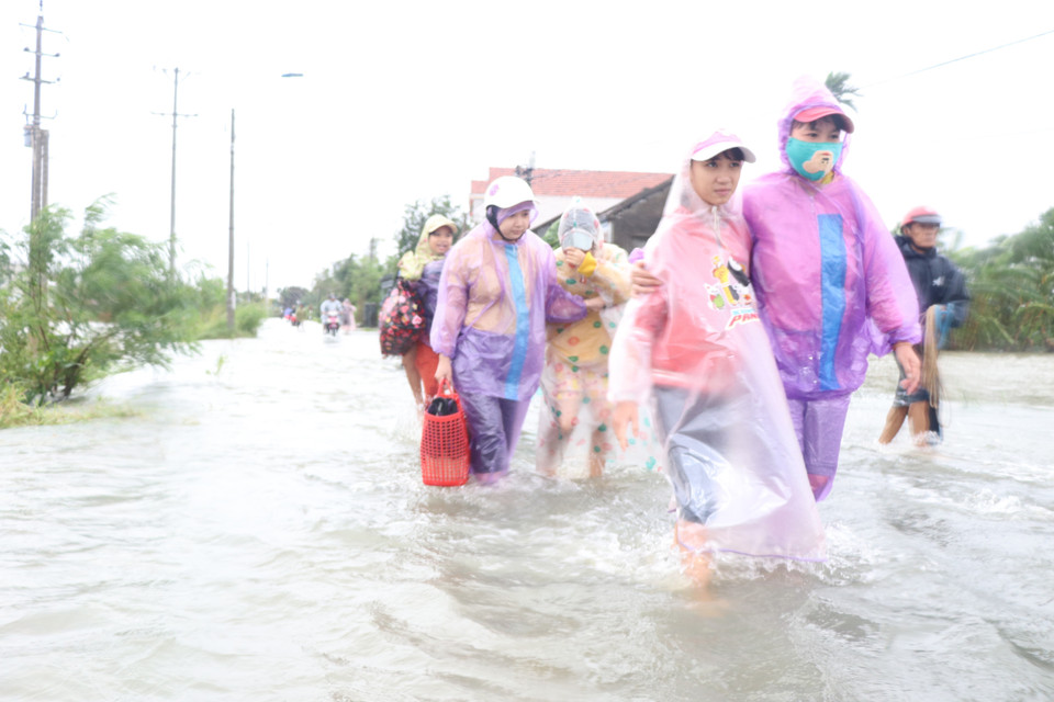Hàng chục hộ dân huyện Tây Hòa di dời khẩn đến nơi an toàn do nước lũ dâng cao. (Ảnh: Phạm Cường-Xuân Triệu/TTXVN)