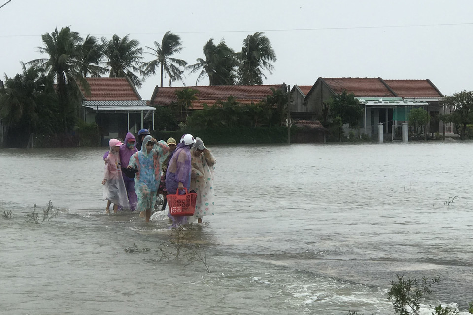 Người dân xã Hòa Mỹ Tây, huyện Tây Hòa phải di dời khẩn cấp do nước lũ dâng cao gây ngập đường giao thông, nhà ở. (Ảnh: Phạm Cường-Xuân Triệu/TTXVN)
