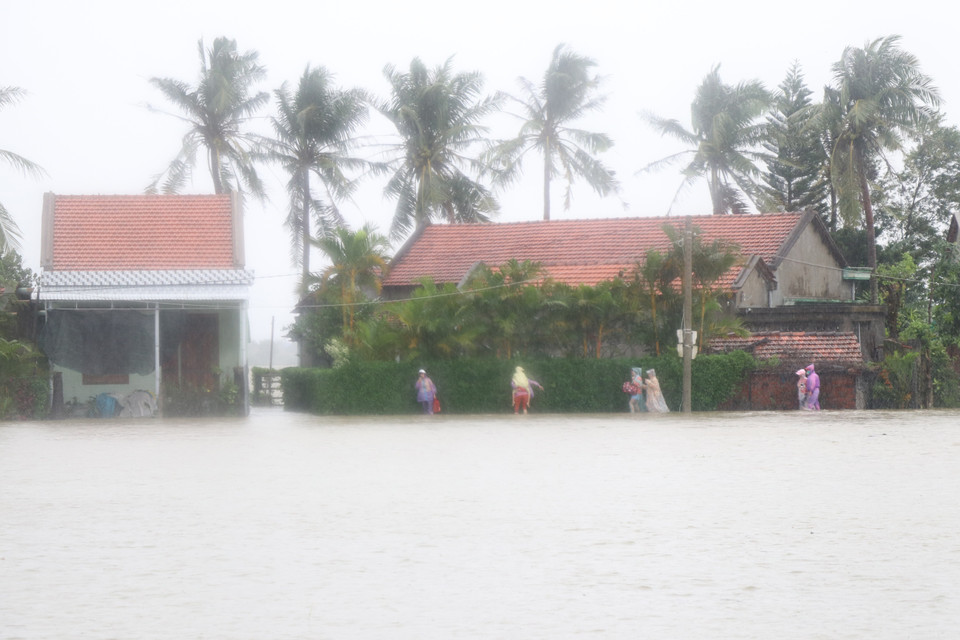 Hàng chục hộ dân huyện Tây Hòa phải di di dời khẩn đến nơi an toàn do nước lũ dâng cao. (Ảnh: Phạm Cường-Xuân Triệu/TTXVN)
