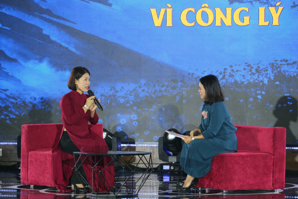 Thẩm phán Tòa án nhân dân tỉnh Phú Thọ Vũ Thùy Hương giao lưu tại Đại hội. (Ảnh: Doãn Tấn/TTXVN)