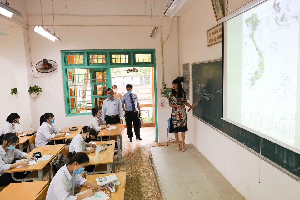 Ông Lê Ngọc Quang, Phó Giám đốc Sở Giáo dục và Đào tạo Hà Nội kiểm tra đột xuất tại Trường THPT Đông Anh, huyện Đông Anh (Hà Nội). (Ảnh: Thanh Tùng/TTXVN)