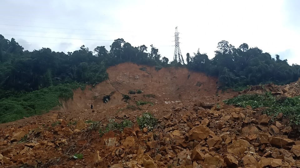 Cả nửa quả đồi sạt lở, vùi lấp tại khu vực nhà điều hành thủy điện Rào Trăng 3, xã Phong Xuân, huyện Phong Điền. (Ảnh: TTXVN phát)