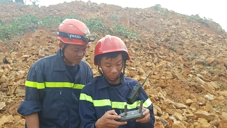 Lực lượng cứu hộ vào khu vực thủy điện Rào Trăng 3 để tìm kiếm những người mất tích. (Ảnh: TTXVN phát)