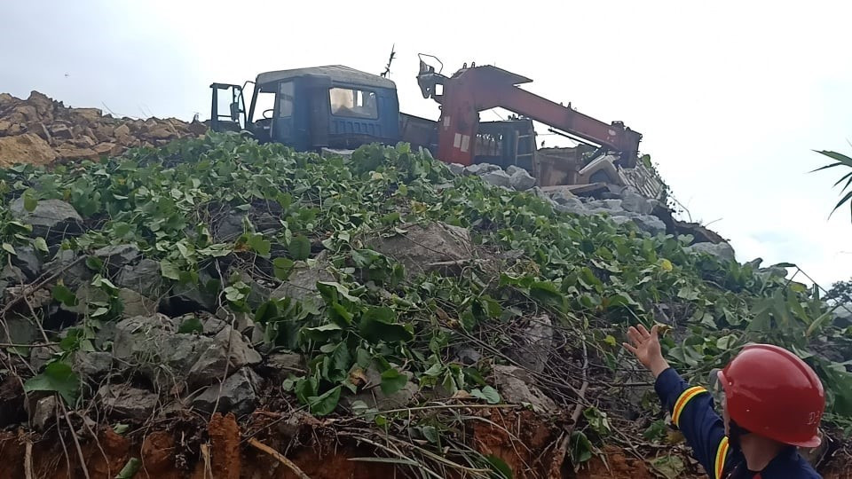 Khu vực thủy điện Rào Trăng 3 bị vùi lấp, nhiều xe, máy xúc nằm chỏng chơ. (Ảnh: TTXVN phát)