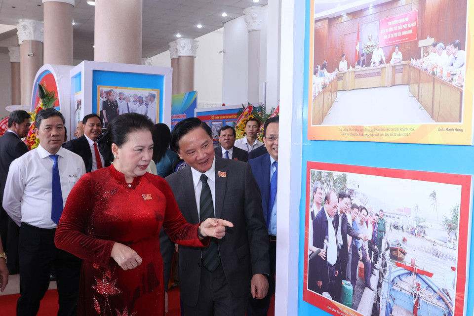 Chủ tịch Quốc hội Nguyễn Thị Kim Ngân tham quan Triển lãm ảnh về thành tựu phát triển kinh tế, xã hội của tỉnh Khánh Hòa trưng bày bên lề đại hội. (Ảnh: Trọng Đức/TTXVN)