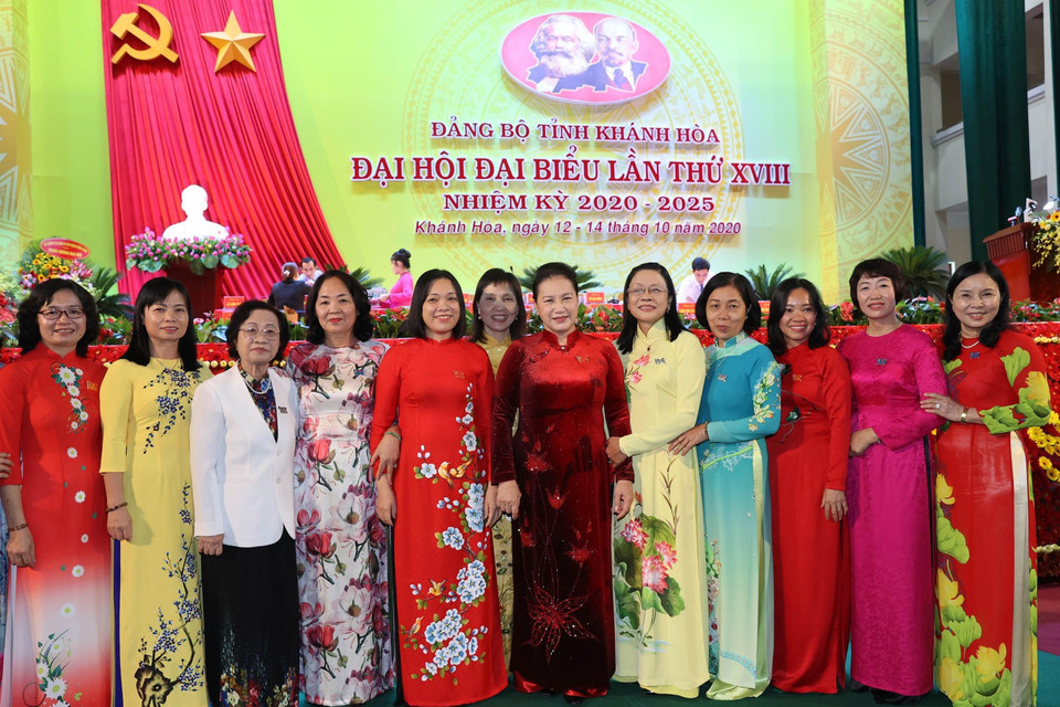 Chủ tịch Quốc hội Nguyễn Thị Kim Ngân với các đại biểu dự đại hội. (Ảnh: Trọng Đức/TTXVN)