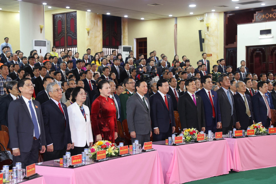 Chủ tịch Quốc hội Nguyễn Thị Kim Ngân và các đại biểu thực hiện nghi thức chào cờ. (Ảnh: Trọng Đức/TTXVN)